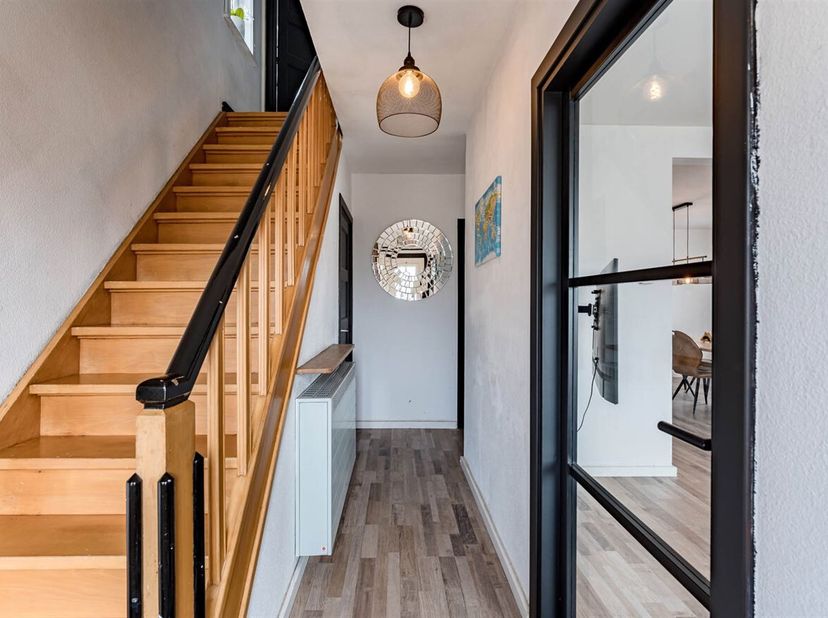 Te koop: instapklare, gerenoveerde woning op ruim perceel nabij het centrum van Lommel.<br />
Ontdek deze vrijstaande woning, gunstig gelegen op korte