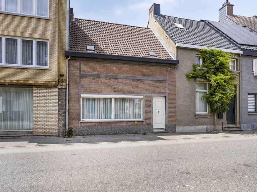 Deze woning is gelegen in het centrum van Kruibeke in de Bazelstraat 51, dus vlot bereikbaar en dicht bij centrum en alle noodzakelijke winkels, schol