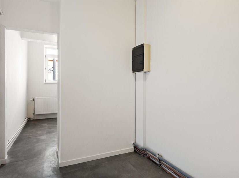 Openhuizendag op zaterdag 13 juni van 15u30 - 16u30<br />
Gerenoveerd appartement met 2 slaapkamers in hartje Merksem!<br />
Ligging: Dit recent geren