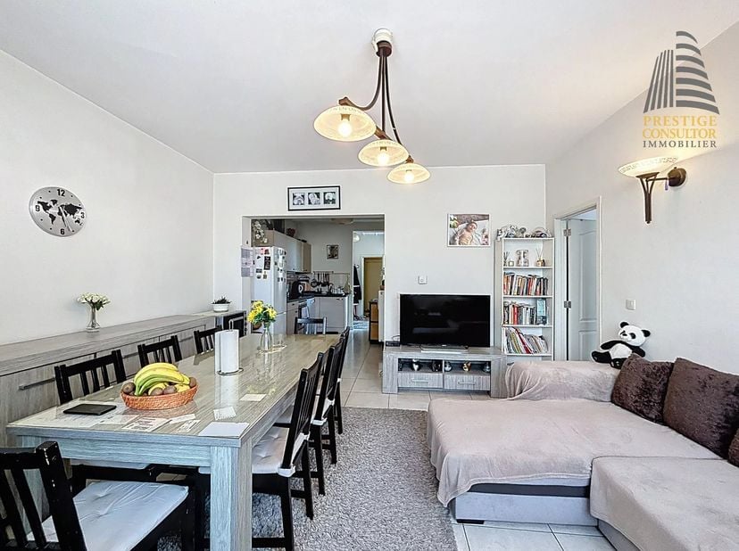 ANDERLECHT - REF: 87145657 - MOOI APPARTEMENT MET TWEE SLAAPKAMERS !!<br />
Gelegen op de tweede verdieping van een klein appartementencomplex bieden