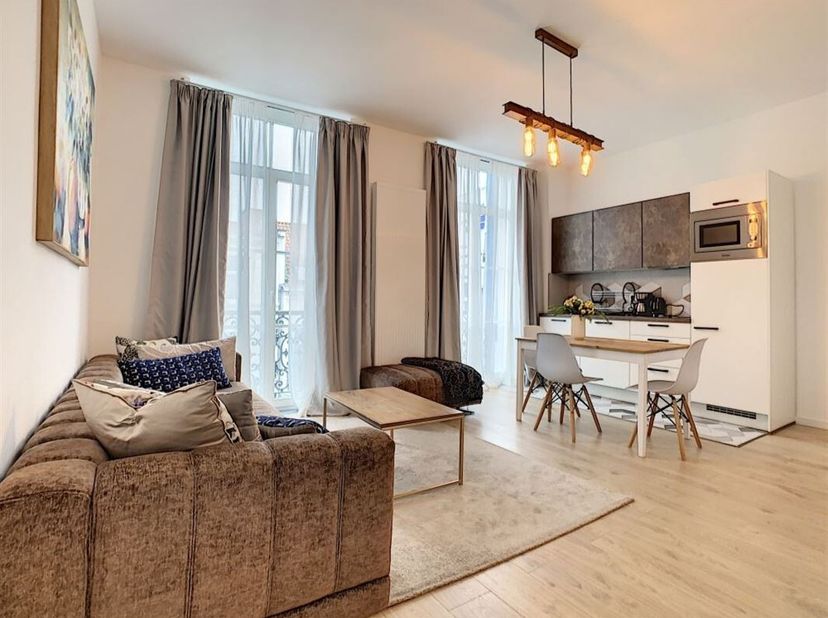 Quartier Saint-Gery- Dans un bel immeuble, magnifique appartement meublé de +/-45m²  au 3ème étage sans ascenseur composé d'un hall dentrée, un beau e