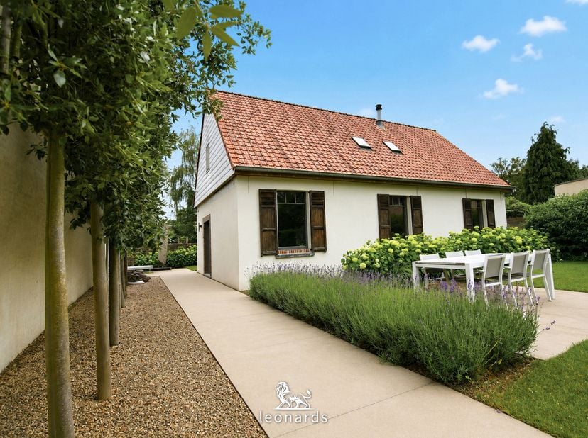 Op zoek naar een sfeervolle woning waar comfort, rust en bereikbaarheid samenkomen? Dan is deze volledig gerenoveerde villa op een perceel van 580 m²