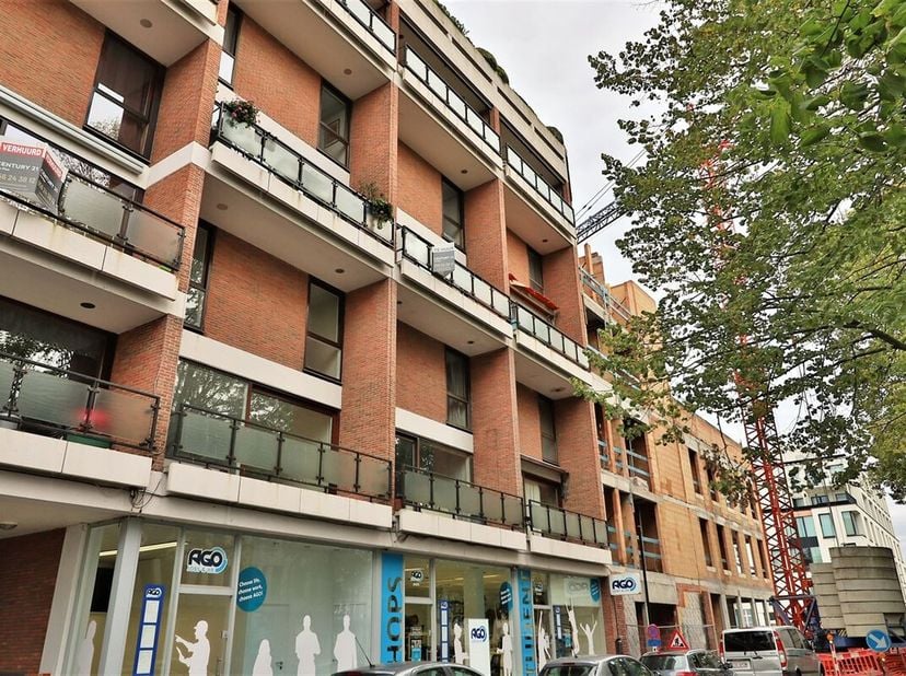 Dit ruim appartement geniet in het centrum van een echte topligging.  De lift brengt ons naar het tweede verdiep waar het appartement uitpakt met heel