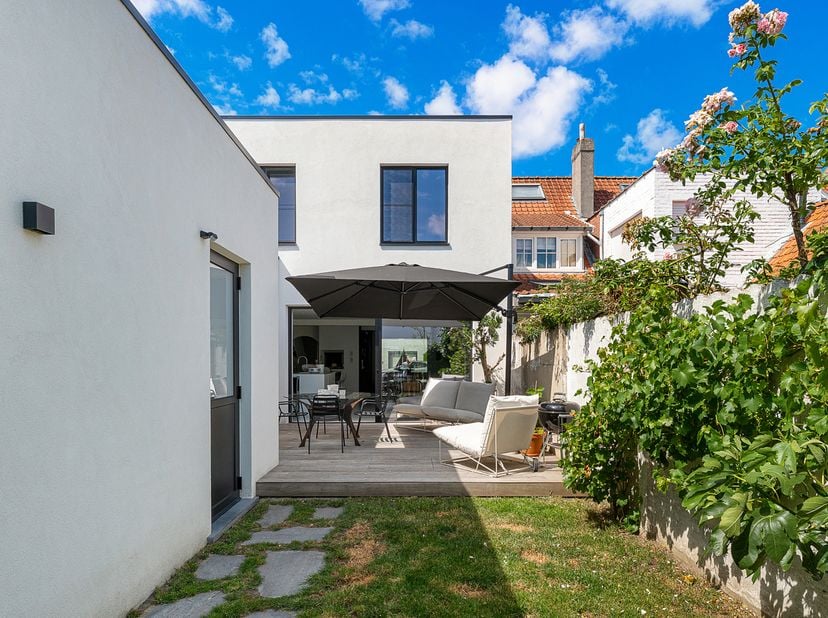Maison rénovée avec goût, dotée d'un jardin exposé sud, située au calme dans le quartier du Vieux Knokke, à quelques pas des commerces et du marché au