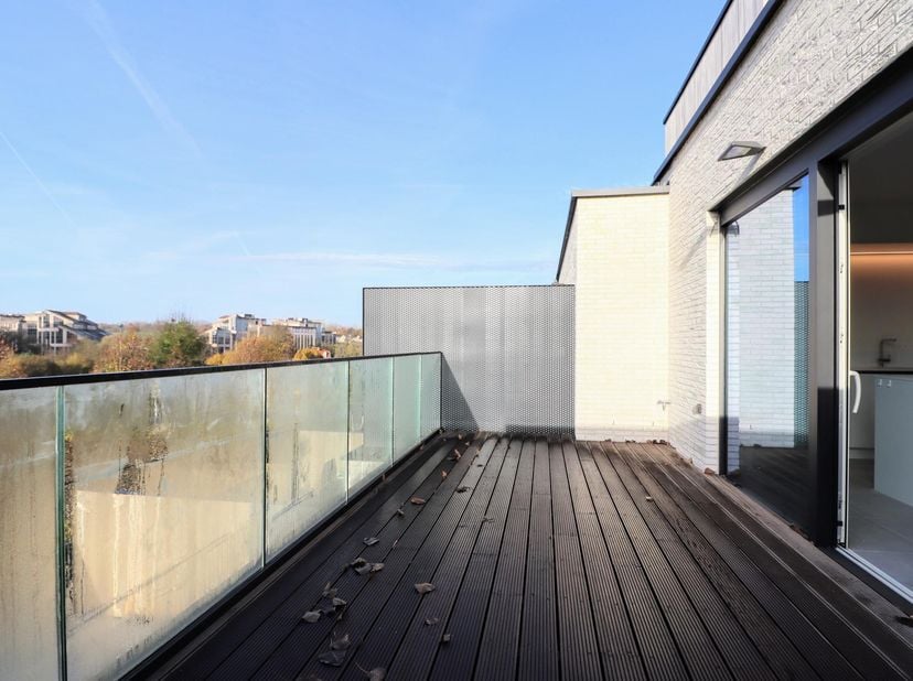 KRAAINEM - Situé entre ville et campagne, dans un quartier agréable, magnifique APPARTEMENT (2Ch/2Sdb) en duplex de 133 m² avec terrasse, jardin commu