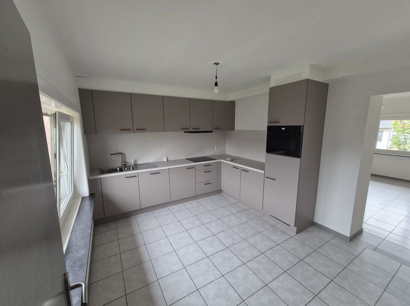 Ruim 2 slaapkamer appartement op de 1e verdieping. voorzien van ruime raampartijen voor veel natuurlijke lichtinval.<br />
Voorzien van een nieuwe keu