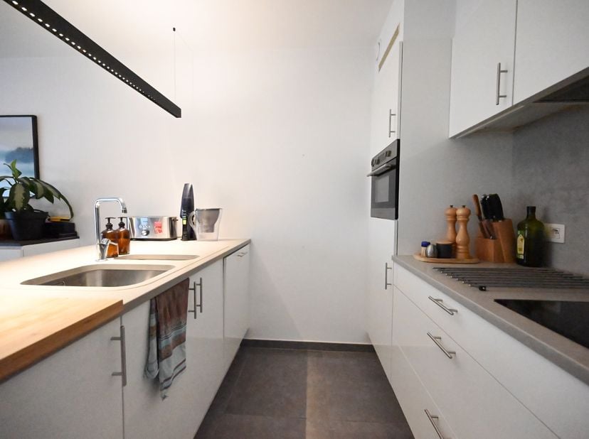 Dit appartement is gelegen op de eerste verdieping met volgende indeling: inkomhal/nachthal, woonkamer met open keuken, balkon vooraan, gastentoilet,