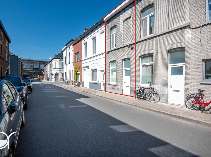 Deze woning is gelegen in de Merelstraat. De Merelstraat geniet van een topligging nabij het station Gent-Sint-Pieters. Dankzij de uitstekende trein-,