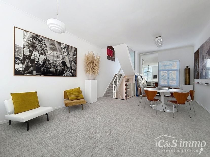 Cet élégant appartement en duplex bénéficie d'un emplacement exceptionnel, à proximité du Palais de Justice dans le quartier Zuid d'Anvers, tout en ét