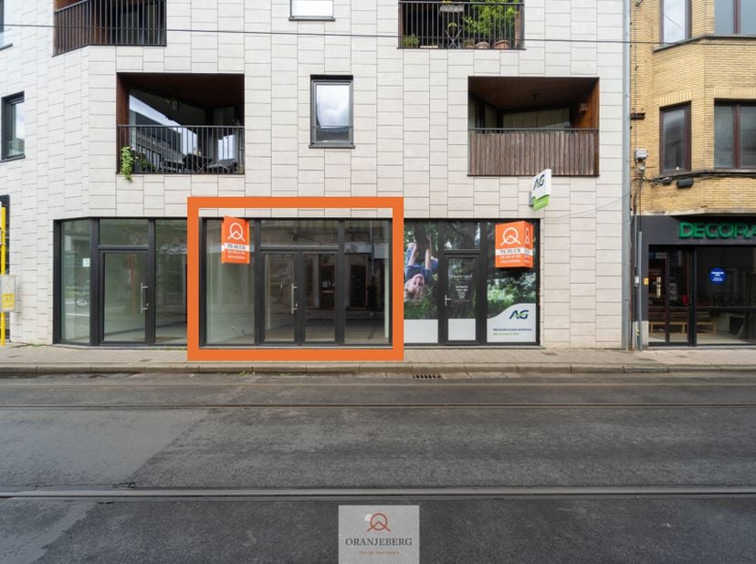Dit handelspand is gelegen in de levendige Sleepstraat, een bruisende winkelstraat met tal van handelszaken en een constante passage. Centrale ligging