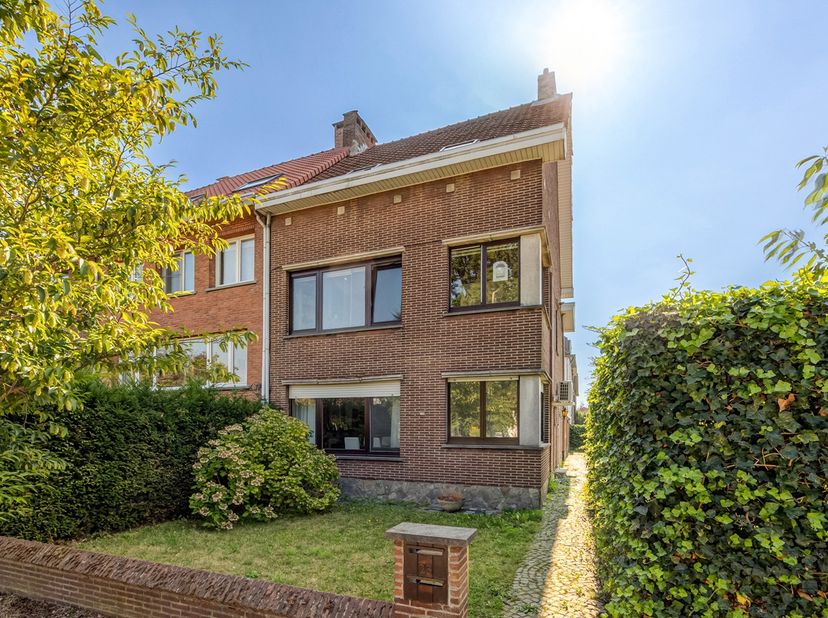 Huis te koop in Zilverbeeklaan 23,
                    2640 Mortsel