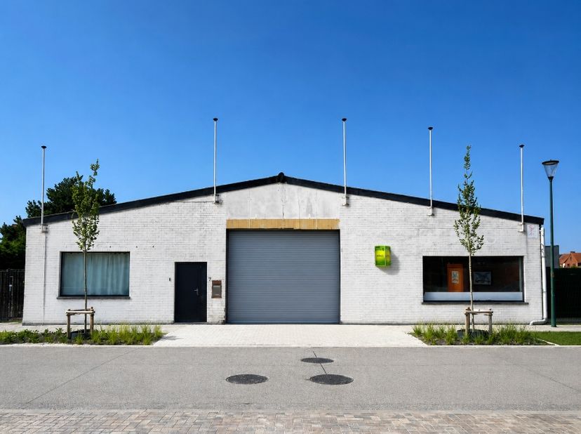 loods van +/- 450 m²<br />
15 m breed op 30 m diep<br />
hoogte +/- 4 m<br />
1 sectionale toegangspoort van 3 m hoog en 3,70 m breed<br />
met bureel