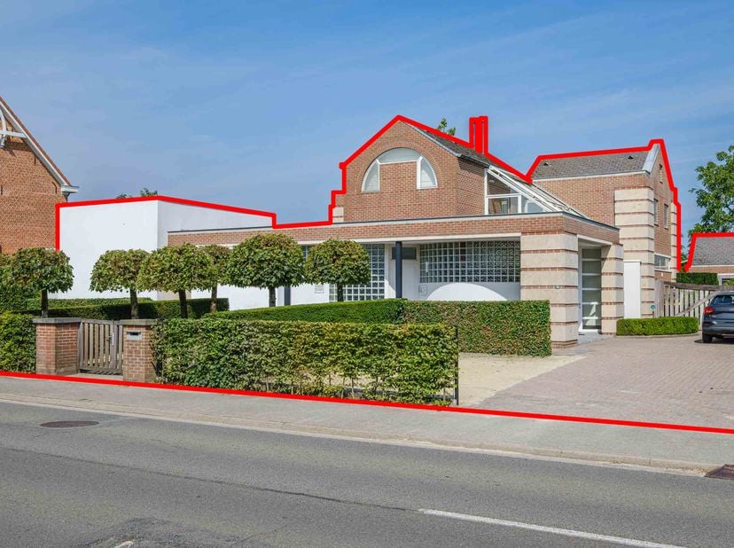VILLA MET PRAKTIJK-/KANTOORRUIMTE -<br />
<br />
Kadastraal gekend sectie A nummer 454/N/4 P0001.<br />
- Gelijkvloers: praktijk-/kantoorruimte (voora