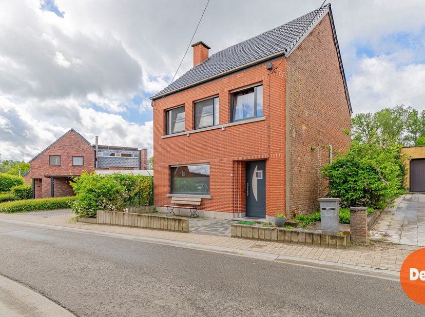 EERSTE BEZOEKDAG ZATERDAG 20/06 VAN 14U TOT 17U (enkel op afspraak!)<br />
DENDERHOUTEM - Deze op te frissen woning is uitstekend gelegen, op een boog