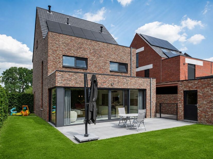 Maison récente et économe en énergie (2019), située dans un quartier résidentiel très calme et adapté aux enfants à Onze-Lieve-Vrouw-Olen. <br />
La m