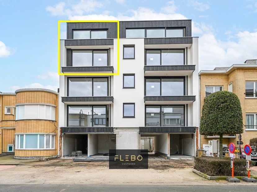 Dit duplex appartement in het kleinschalige nieuwbouwproject ‘Mack Mee’ geniet van een toplocatie in Wenduine, vlakbij het commerciële centrum en de Z