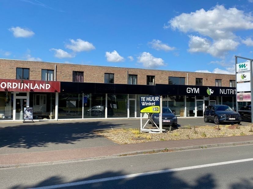 300m² winkelruimte op drukke steenweg <br />
Ligging: commerciële ligging, vlakbij R4 (afrit op 2,5 km), bushalte op wandelafstand<br />
<br />
Indeli