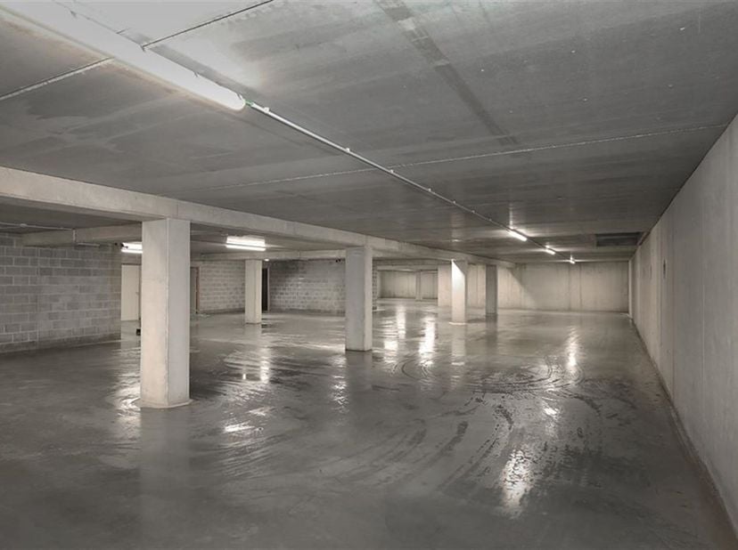 Autostaanplaats midden in het centrum van Hoeselt!<br />
<br />
Midden in de gezellige dorpskern van Hoeselt bevindt zich het gloednieuwe project re