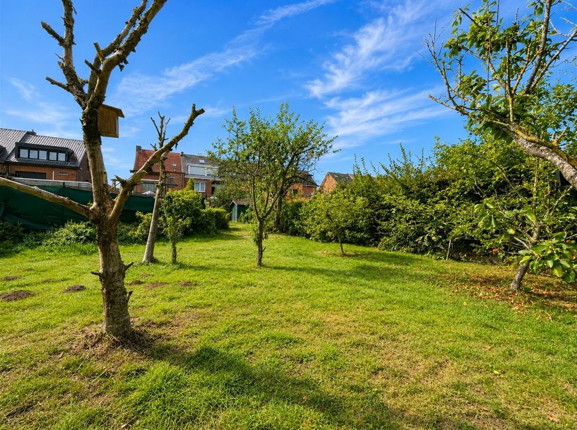 Instapklaar gelijkvloers appartement met 400m² tuin, garage en parking voor de deur op rustige locatie met alle dagelijkse voorzieningen en een vlotte