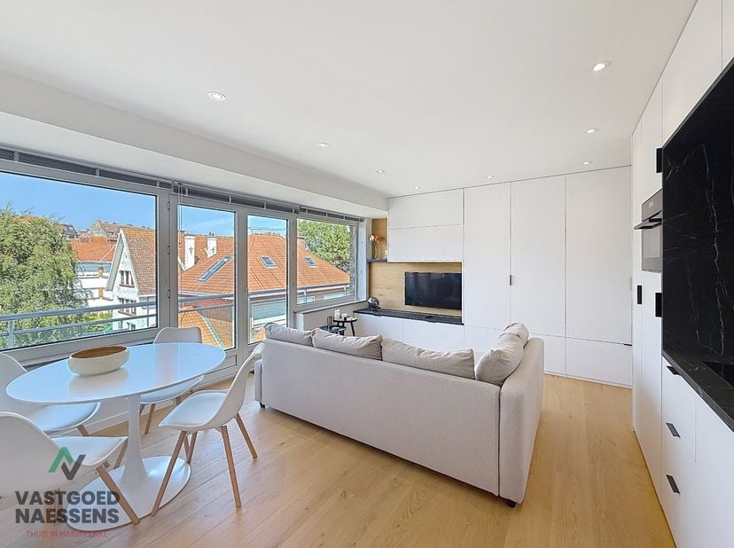 Deze schitterend vernieuwde studio is gelegen op de 2DE verdieping van de residentie Marbella, de residentie bevindt zich vlakbij de Zeedijk van Midde