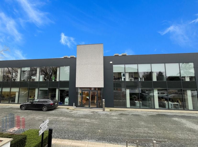 Cet espace de bureau de 34 m² est situé dans un centre d'affaires moderne bénéficiant d'un emplacement hautement stratégique le long de la N9, à seule