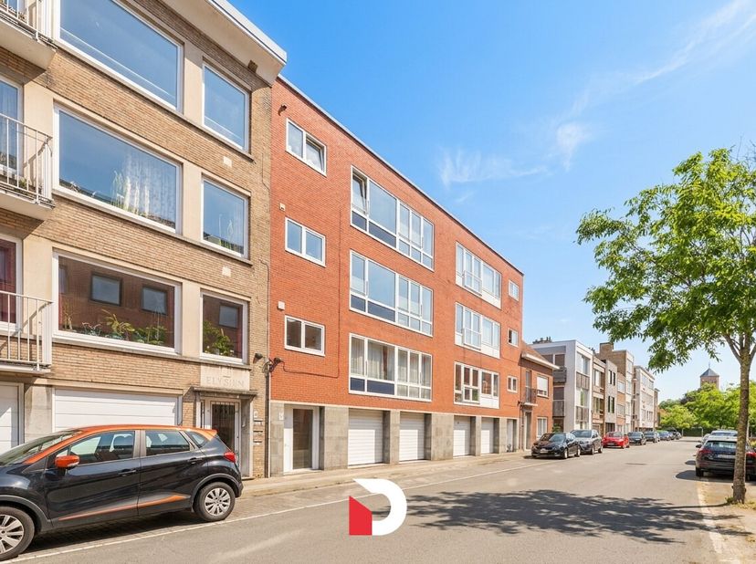 Maak kennis met dit rustig gelegen appartement, gelegen op de 3e verdieping van een kleinschalig gebouw op wandelafstand van centrum Brugge, in de geg