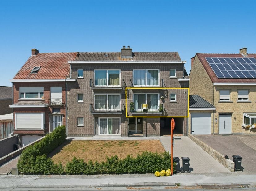 Instapklaar 2-slaapkamerappartement + 2 terrassen, rustig gelegen nabij het centrum van Diksmuide.<br />
<br />
Via de inkomhal met apart toilet berei