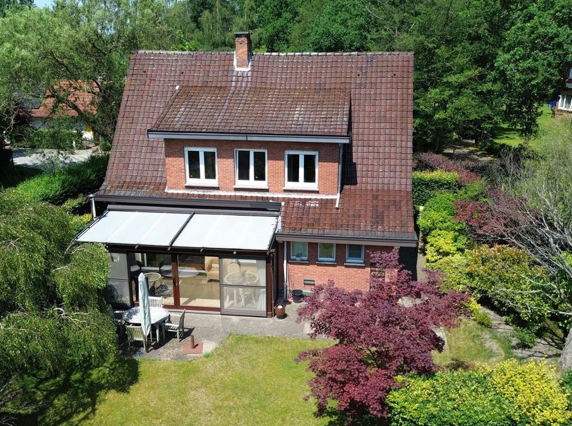 Vrijstaande woning op een prachtig gelegen perceel van 830m² op een boogscheut van de Kalmthoutse Heide<br />
<br />
De woning is gelegen in het gro