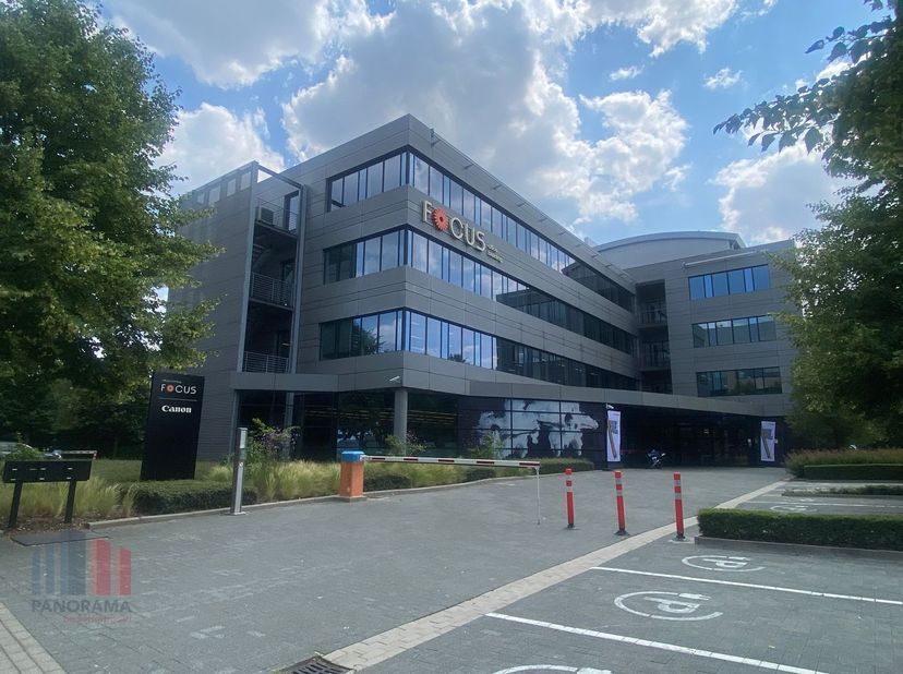 Bureau moderne de 1.339 m² à louer à Diegem<br />
Idéalement situé à seulement 650 m de la sortie Machelen (A201), avec un accès rapide au R0/E40. Exc
