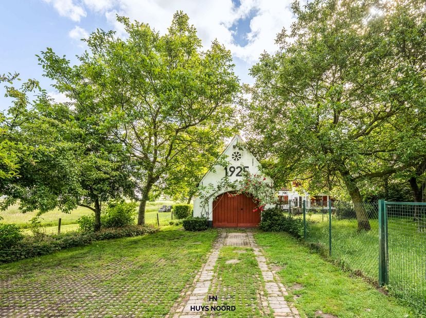 Langs het Damse gedeelte van het Leopoldkanaal, tussen het charmante Moerkerke en Oostkerke, bevindt zich dit authentieke landhuis op een uitzonderlij