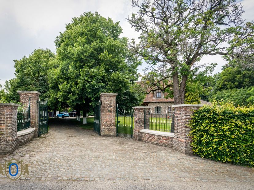 Compleet onttrokken aan de massa verschuilt dit landhuis met bijgebouwen in Engelse stijl zich in de geborgenheid &amp; privacy van de eigen parktuin (7.2