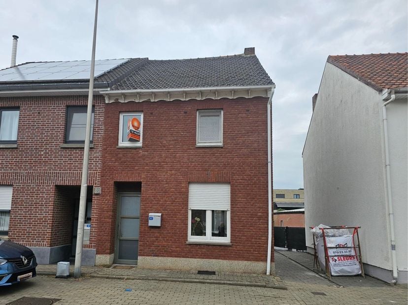 Gezellige en volledig gerenoveerde woning te Maasmechelen.<br />
<br />
Deze halfopen gezinswoning is volledig gerenoveerd en heeft daarnaast een idea