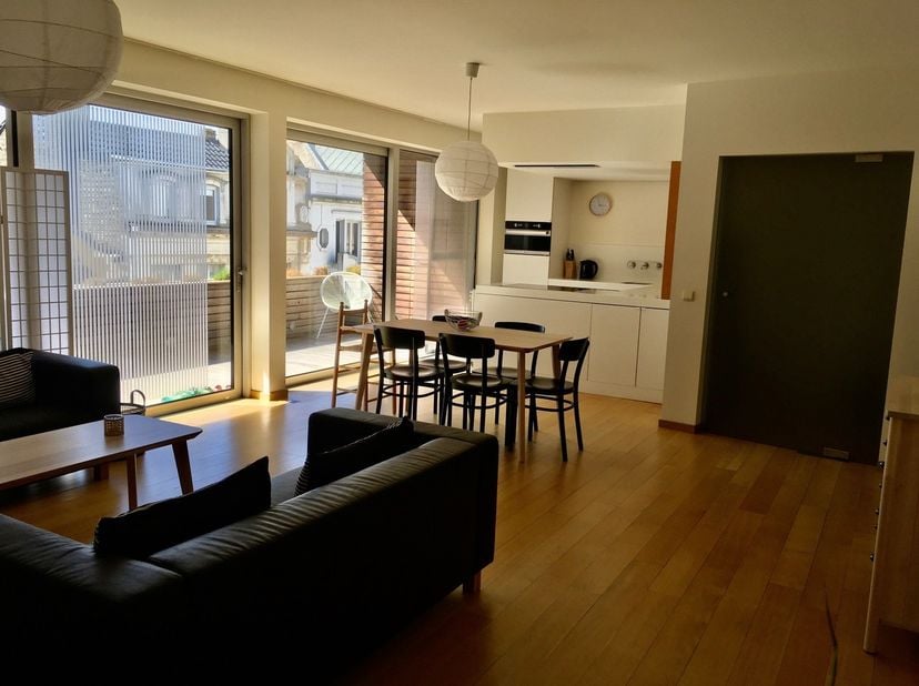 Welkom in het hart van Oostende, waar comfort en stijl samenkomen in dit prachtige appartement met twee slaapkamers en een ruime bureauruimte. Vanaf h