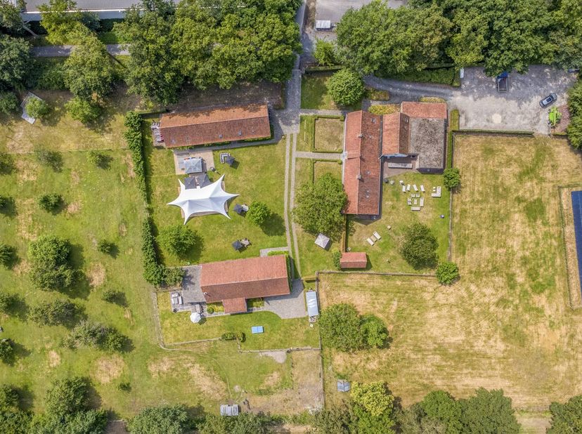 Het schitterend domein van 1,8 hectare bevindt zich te midden van het groen en omvat een gemeubeld hoofdverblijf en twee gemeubelde vakantiewoningen.