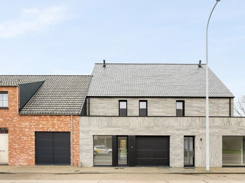 - Instapklare woning in de Oostrozebeeksestraat 52 in Wielsbeke<br />
- Lichtrijke leefruimte met prachtige open keuken<br />
- Handige berging<br />