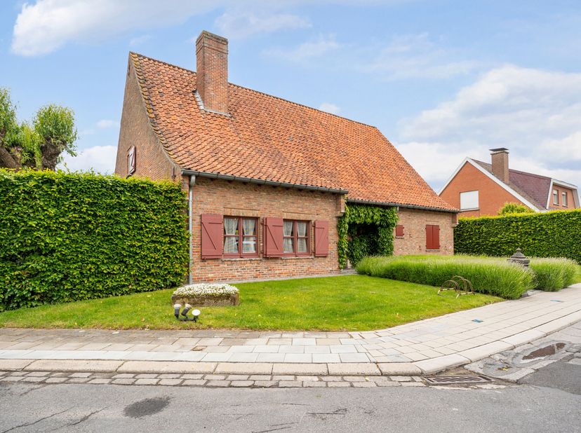 Alleenstaande woning met 244 m² woonoppervlakte in hartje Wevelgem te koop!<br />
Op zoek naar een ruime, karaktervolle woning op een rustige én centr