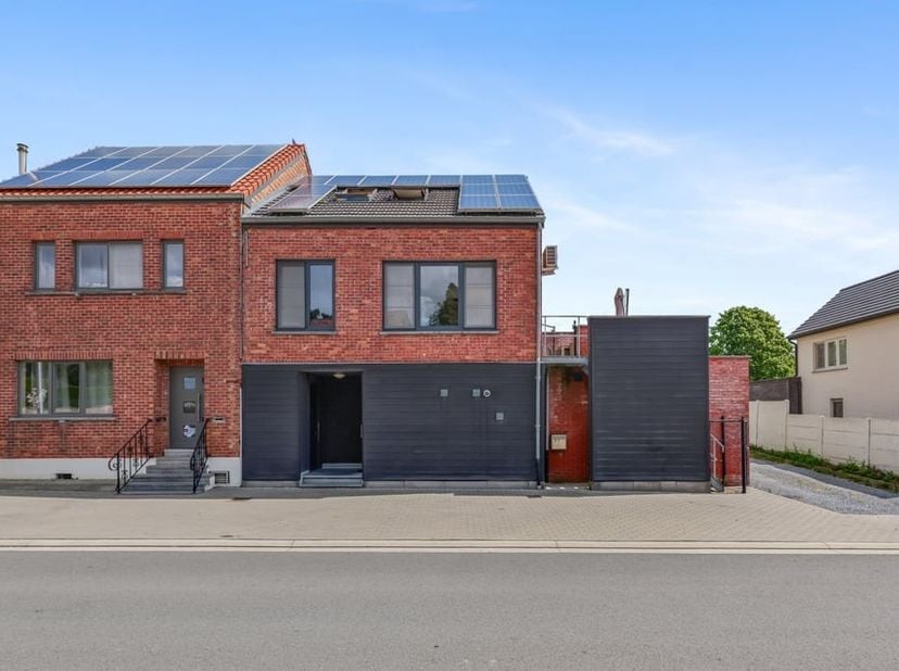 Bent u op zoek naar een ruim appartement met veel leefruimte en een gunstige ligging? Dan is dit appartement aan Groeneschild 35 in Heers zeker een be