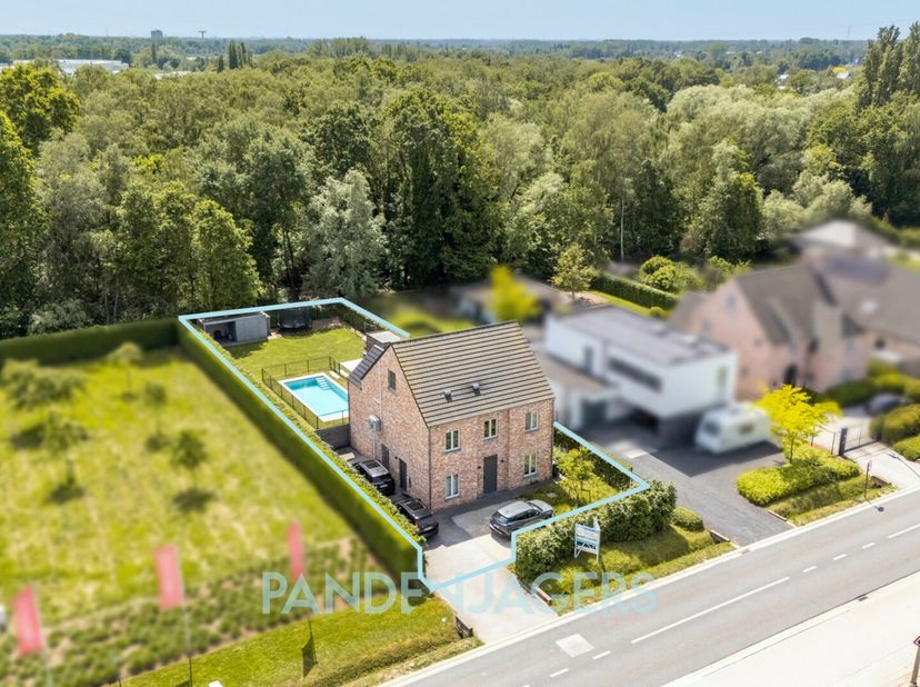 Deze hoogwaardig afgewerkte woning werd in 2018 gebouwd en heeft dankzij een uitstekende EPC A-score, zijn 5 slaapkamers en een verwarmd zwembad, alle