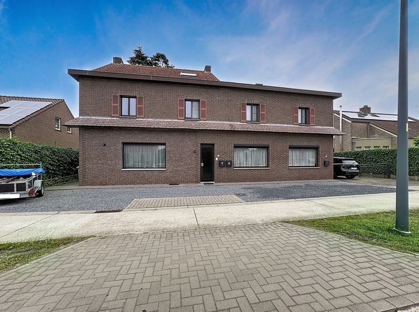 Langs een doorgaande weg, op de 1e en 2e verd. gelegen duplex. <br />
Voorzien van cv op aardgas, radiatoren, elektr. met dubbel tarief (voll. nieuw),