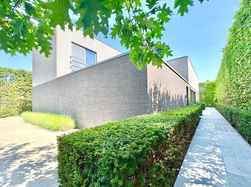 Moderne villa, op gunstige locatie met goede verbindingen naar de autostrade en nabij alles wat men nodig heeft. Indeling: Oprit met geautomatiseerde