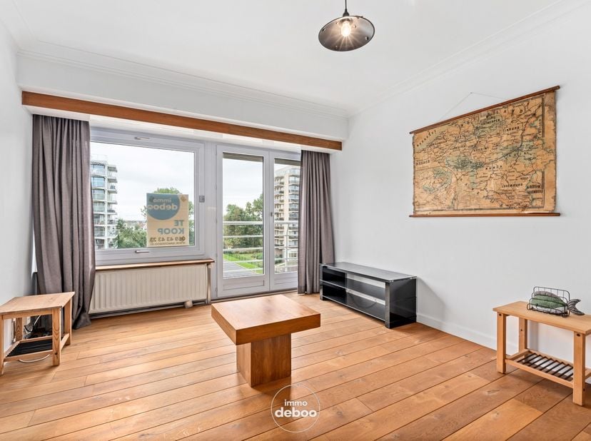 Dit instapklare appartement, gelegen aan de Troonstraat 47 in Oostende, bevindt zich op de vierde verdieping van de residentie Saint Maxime.<br />
De