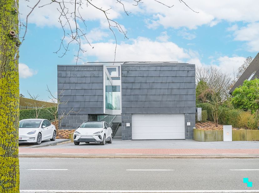 Deze high-end kantoorruimte is gelegen op een perceel van 6.203 m² en beschikt over een bruto bruikbare vloeroppervlakte van 410 m². Uitstekend gelege