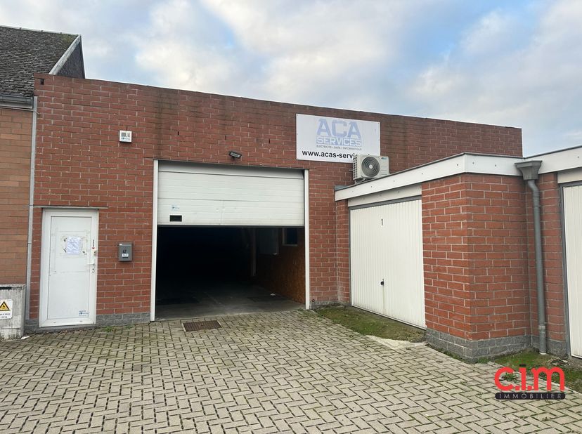Entrepôt de 179 m² avec 2 bureaux en très bon état. Possibilité de construire un appartement sur le toit. A VOIR