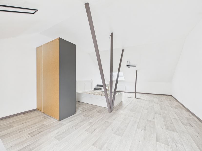 GEDEELDE WONING! Gelegen in een prachtig huis. Elke slaapkamer beschikt over: een bed, een matras, een nachtkastje, een kledingkast, een bureau, plank