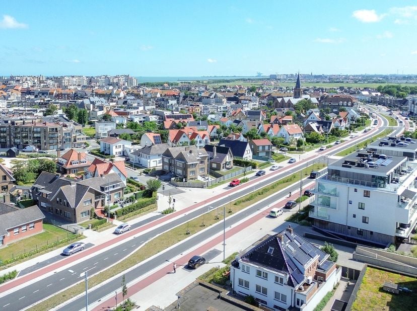 Op een steenworp van de duinen en het centrum van Wenduine bevindt zich deze veelzijdige halfopen woning. Dankzij de doordachte indeling, de aparte le