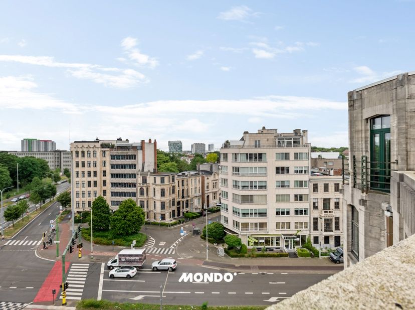 Découvrez Anvers au plus haut niveau. Dans la perle emblématique de l'Art Déco, Résidence la France, se trouve ce penthouse haut de gamme prêt à emmén