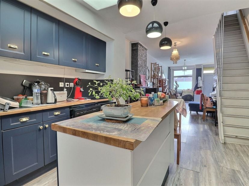 Jolie maison située au centre-ville comprenant, au rez-de-chaussée : séjour lumineux ouvert sur une cuisine semi équipée, salle à manger, WC séparé, t