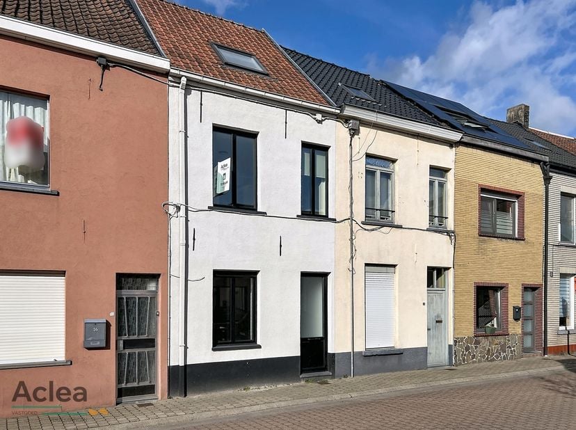 Op zoek naar een gerenoveerde woning met 3 slaapkamers? Dan kan dit hetgeen zijn dat u zoekt!&amp;nbsp;<br />
De woning werd gerenoveerd in 2022 en beschi
