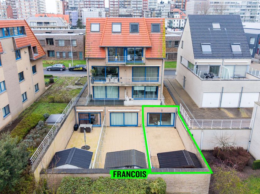 Dit bijzonder ruime appartement vlakbij het centrum van Middelkerke, gelegen op niveau -1, biedt een bewoonbare oppervlakte van 102 m² en beschikt ove