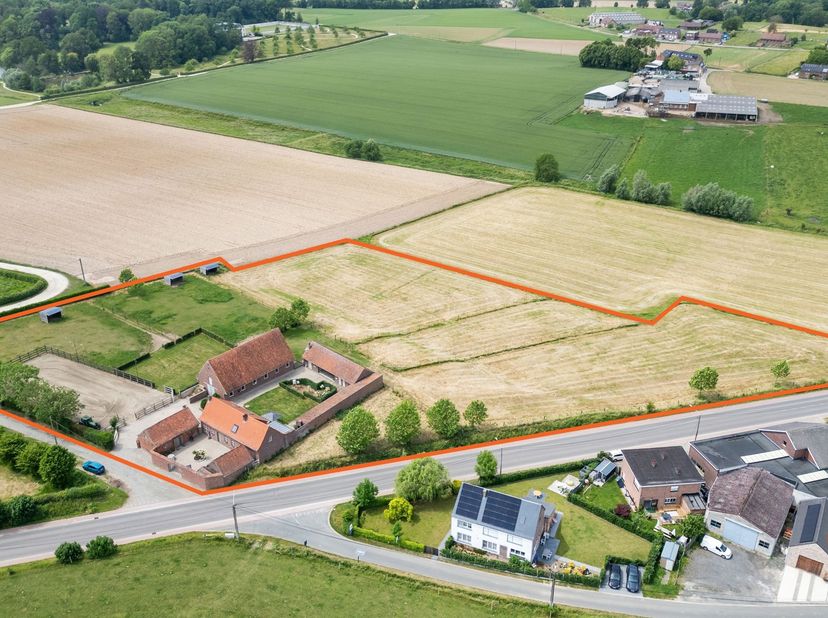 EERSTE BEZOEKDAG DONDERDAG 18 JUNI 2026 VAN 16U TOT 19U (ENKEL OP AFSPRAAK!!)<br />
HEIKRUIS - Charmante hoeve met 11 paardenstallen, piste en 1,65 ha